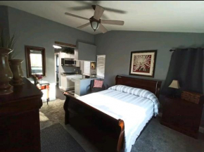 Master Suite w/kitchen & laundry